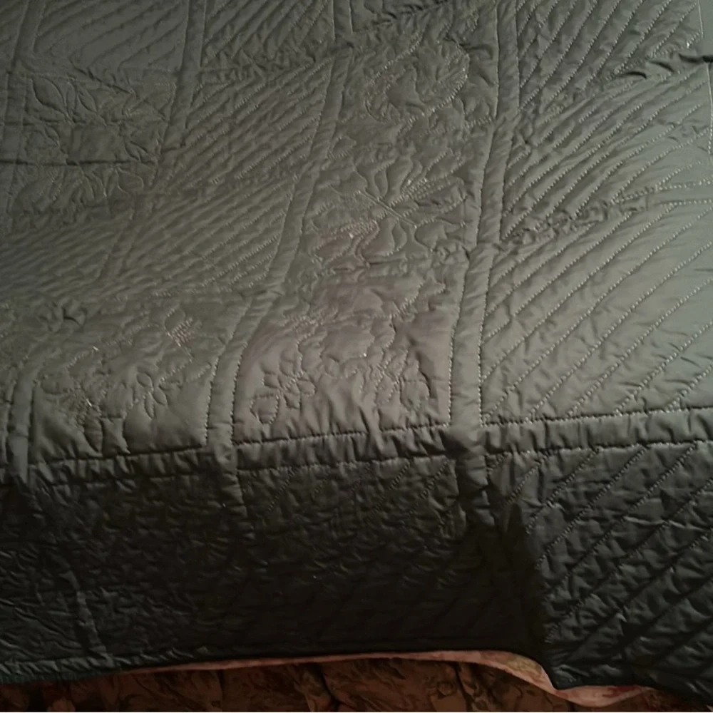 New homemade print pattern hand stitched queen quilt 104”x82” - Picture 4 of 4